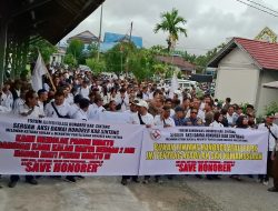Tuntut Keadilan Ratusan Tenaga Honorer Sintang Duduki Kantor Bupati