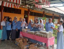 SMAN 1 Sungai Tebelian Gelar Pemeriksaan Kesehatan dan Bagi Asupan Bergizi