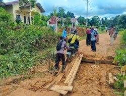 Banjir Tempunak Hulu Surut, Warga dan Polisi Gotong Royong Perbaiki Jembatan