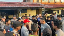 Massa Geruduk Mapolres Sintang, Tiga Terduga PETI Dipulangkan