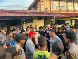 Massa Geruduk Mapolres Sintang, Tiga Terduga PETI Dipulangkan