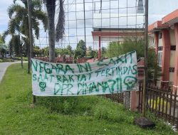 Terpasang Spanduk Kritik di Depan Kantor DPRD Kabupaten Sintang