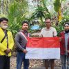 Jelang HUT RI, Mahasiswa di Sintang Bagikan Bendera dan Masker ke Warga