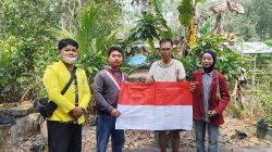Jelang HUT RI, Mahasiswa di Sintang Bagikan Bendera dan Masker ke Warga
