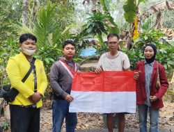 Jelang HUT RI, Mahasiswa di Sintang Bagikan Bendera dan Masker ke Warga