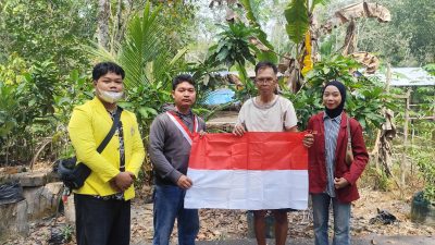 Jelang HUT RI, Mahasiswa di Sintang Bagikan Bendera dan Masker ke Warga