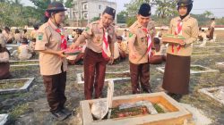 Jelang Hari Pramuka ke-65, Kwarcab Sintang Ziarah ke Makam Pahlawan