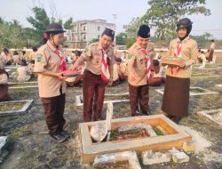 Jelang Hari Pramuka ke-65, Kwarcab Sintang Ziarah ke Makam Pahlawan